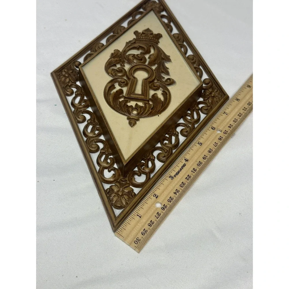 syroco wall plaques vintage plastic brown NO 4271 KEY HOLE‎